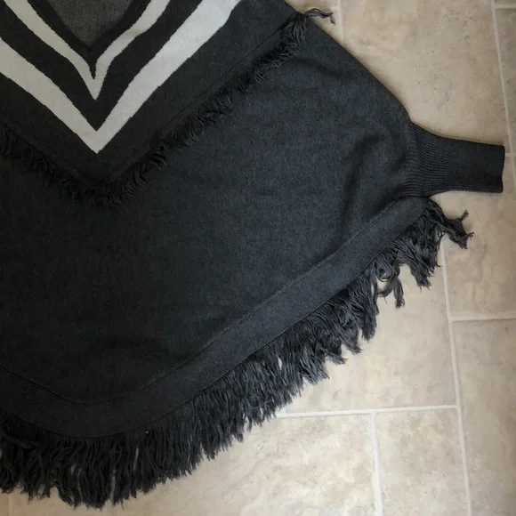 Grey poncho - Picture 4 of 9